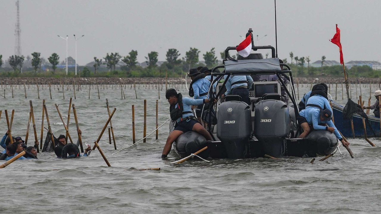 Pasukan TNI AL dan nelayan saat membongkar pagar laut di perairan Tanjung Pasir, Tangerang, Banten, pada Rabu (22/1/2024). Pembongkaran pagar laut ini melibatkan sebanyak 3.000 personel TNI AL, Kementerian Kelautan dan Perikanan (KKP), beserta nelayan.