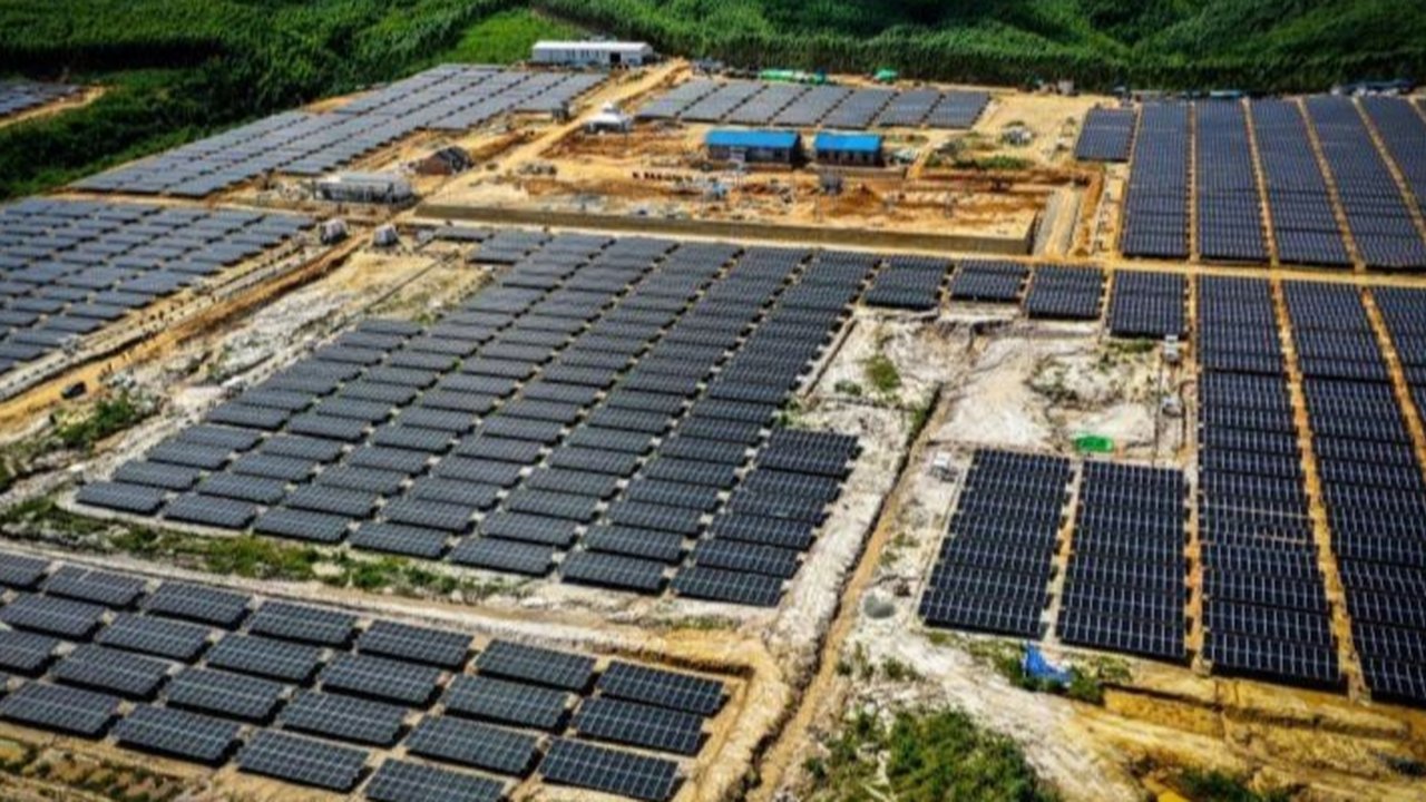 Kadin Indonesia menyambut positif komitmen investasi Singapura di sektor energi hijau Indonesia, khususnya di Batam, Bintan, Karimun, dan Kendal, yang diharapkan dapat menciptakan ekosistem investasi yang saling menguntungkan.