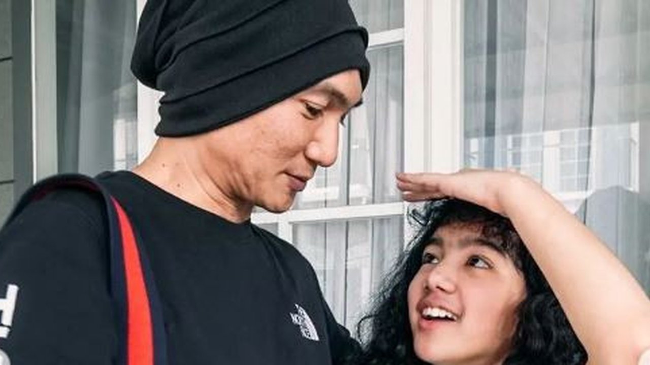 Leticia Charlotte, membandingkan tinggi badannya dengan sang ayah. Ia tak lama lagi akan mengusul tinggi Anji. (Foto: Instagram/@leticiacharlotte)