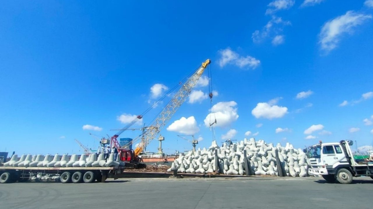 PT Semen Indonesia Tbk melalui unit usaha PT Varia Usaha Beton (VUB) memasok 2.630 unit pemecah gelombang jenis tetrapod di Pulau Fani, Raja Ampat, Papua Barat Daya. Proyek ini merupakan upaya pelestarian kawasan wisata Raja Ampat yang telah ditetapkan sebagai destinasi wisata prioritas oleh pemerintah.