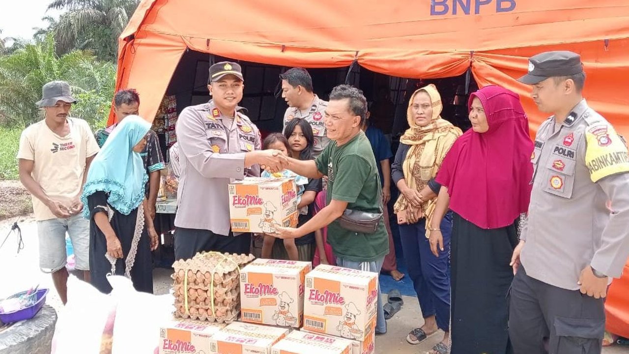 Korban banjir di Pelalawan terima bantuan dari Polri