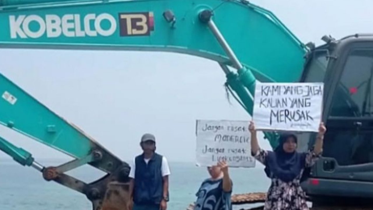 Kementerian Kelautan dan Perikanan (KKP) menemukan indikasi alih fungsi lahan mangrove di Pulau Pari akibat pembangunan pondok wisata, dan tengah menyelidiki dugaan pelanggaran izin lingkungan.