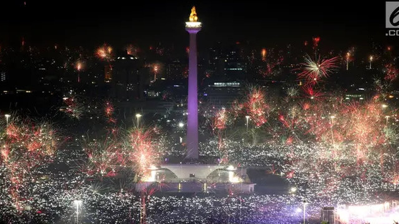 Kembang api menghiasi malam pergantian tahun baru 2018 di kawasan silang Monumen Nasional (Monas), Jakarta, Senin (1/1/2018). Monas menjadi salah satu lokasi pilihan Warga Jakarta untuk meray