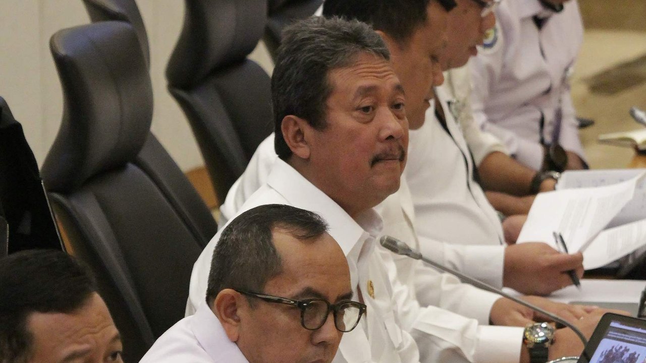 Ketua Komisi IV DPR Siti Hediati Soeharto (kanan) berjabat tangan dengan Menteri Kelautan dan Perikanan (KKP) Sakti Wahyu Trenggono (kiri) sebelum mengikuti rapat kerja di Kompleks Parlemen, Senayan, Jakarta, Kamis (23/1/2025). Rapat tersebut membahas terkait pagar laut dan isu-isu kelautan dan perikanan yang aktual.