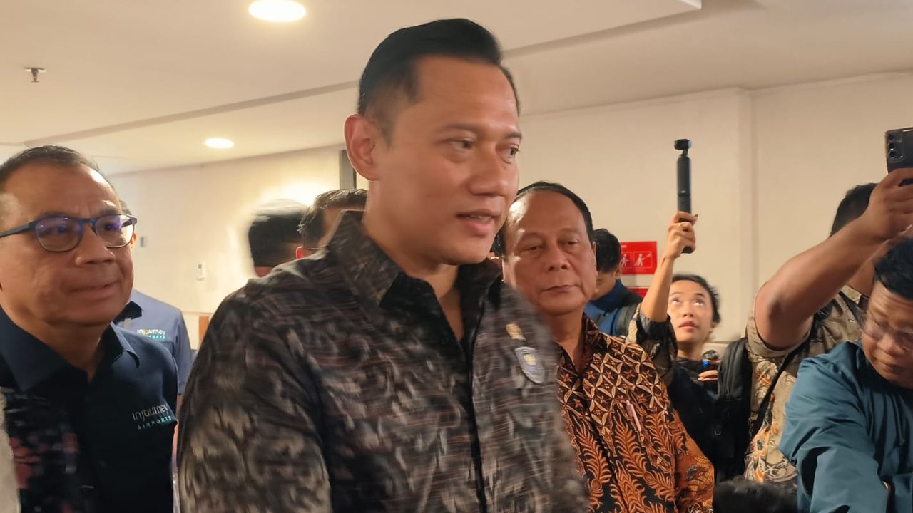 Presiden Jokowi menginstruksikan Menko AHY dan Menko Airlangga untuk mengevaluasi Proyek Strategis Nasional (PSN) secara menyeluruh, memastikan proyek berjalan sesuai rencana dan menindaklanjuti masukan dari berbagai pihak.