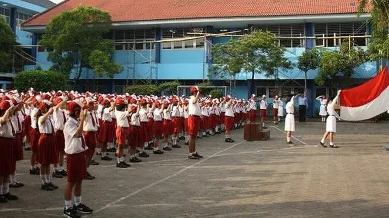 Ilustrasi siswa-siswi sekolah mengikuti upacara bendera.