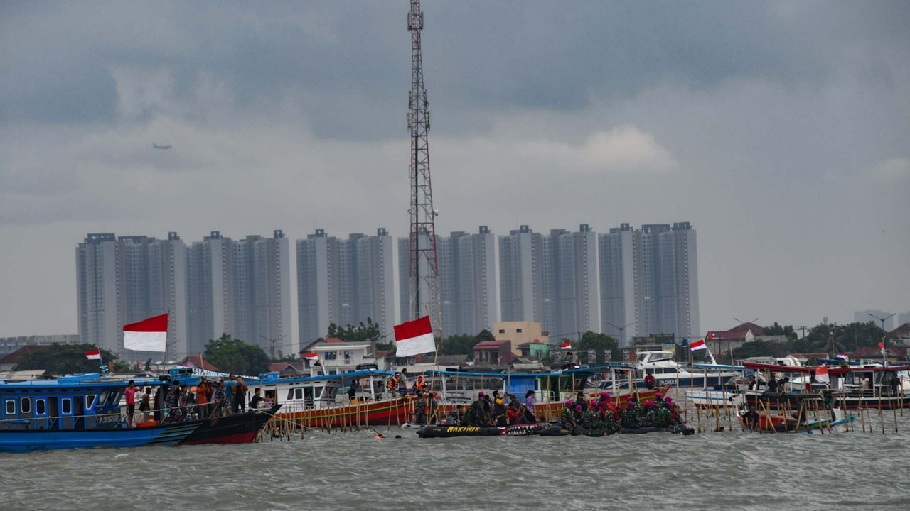 Pasukan TNI AL dan nelayan saat membongkar pagar laut di perairan Tanjung Pasir, Tangerang, Banten, pada Rabu (22/1/2024). Pembongkaran pagar laut ini melibatkan sebanyak 3.000 personel TNI AL, Kementerian Kelautan dan Perikanan (KKP), beserta nelayan.
