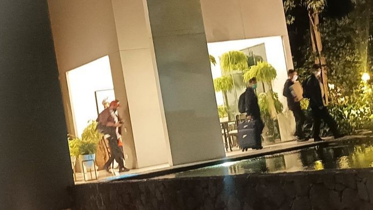 Tim KPK menggeledah rumah mantan Wantimpres Djan Faridz dan menyita tiga koper serta barang bukti lain pada Rabu malam, terkait kasus buronan Harun Masiku.