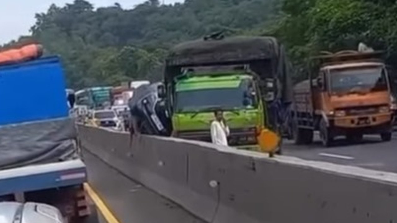 Kecelakaan antara truk Hino dan Toyota Avanza di Tol Cipularang KM 80 pada Rabu (22/1/2025) pukul 9.10 WIB.