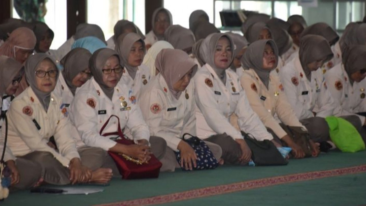 Akademi Militer (Akmil) Magelang menggelar siraman rohani bagi Kowad, PNS perempuan, dan anggota Persit Akademi Militer pada Januari 2025 untuk memperkuat nilai spiritual, moral, dan kebersamaan.