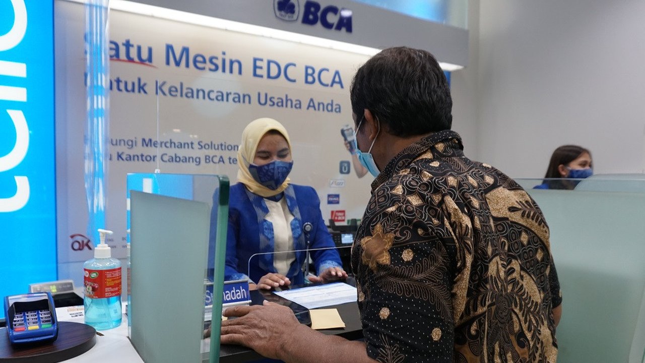 Pegawai PT Bank Central Asia Tbk (BCA) sedang melayani nasabah. PT Bank Central Asia Tbk (BCA) menyiapkan uang tunai sebesar Rp 69,48 triliun untuk memenuhi kebutuhan masyarakat selama periode Ramadan hingga Idul Fitri 2023. Dok BCA