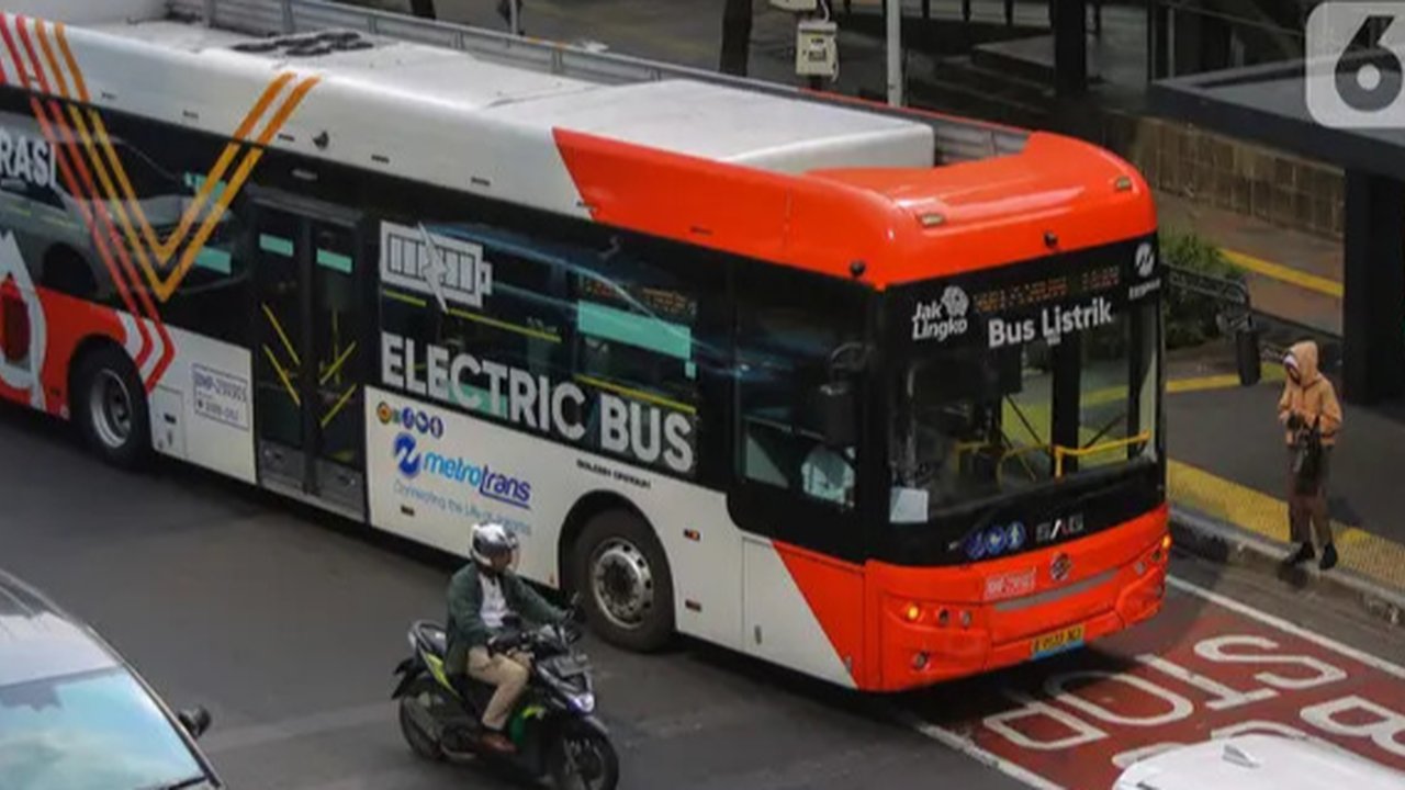 Warga bisa menggunakan transportasi umum, seperti Transjakarta, MRT hingga LRT Jakarta dengan tarif hanya Rp1. (Liputan6.com/Angga Yuniar)