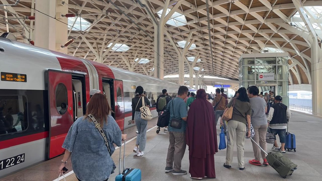 PT Kereta Cepat Indonesia China (KCIC) akan menambah jadwal perjalanan kereta cepat Whoosh menjadi 62 perjalanan per hari mulai Februari 2025, guna memenuhi peningkatan permintaan penumpang.