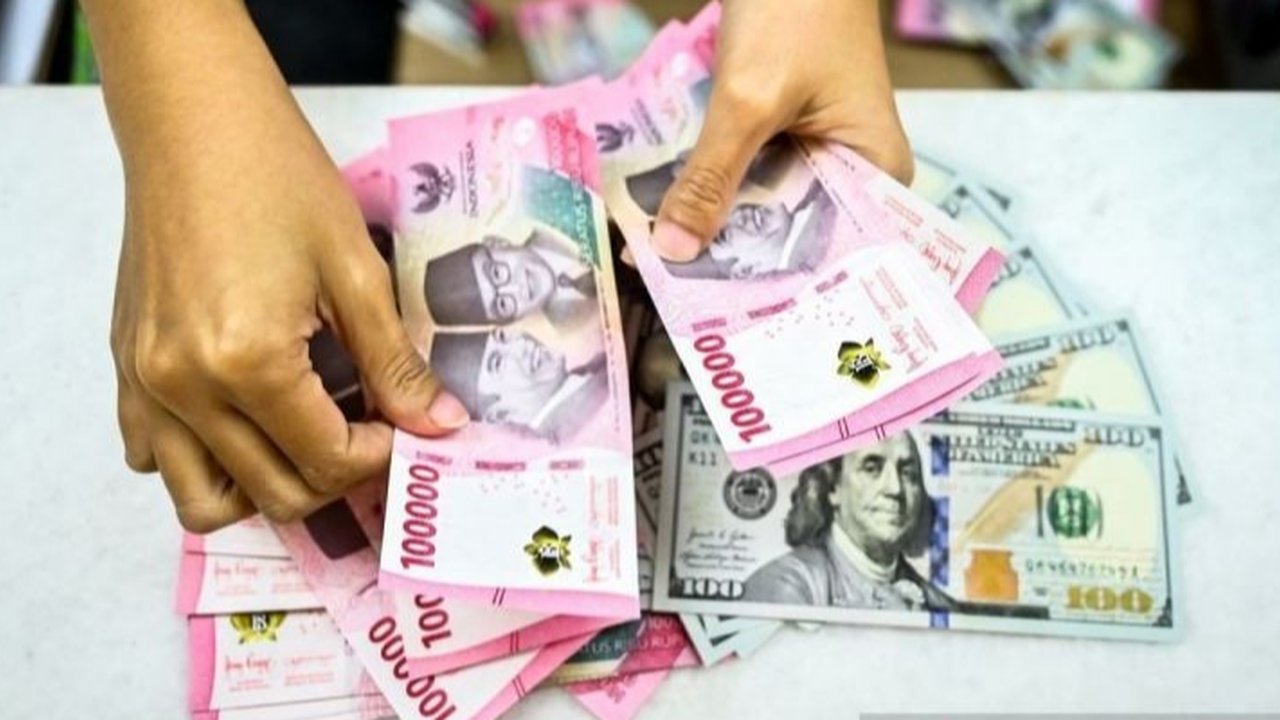 Kebijakan Presiden AS Donald Trump berpotensi menguatkan dolar AS, sehingga menyebabkan pelemahan nilai tukar Rupiah terhadap dolar AS menjadi Rp16.376 per dolar AS, di tengah proyeksi penurunan suku bunga oleh Federal Reserve.