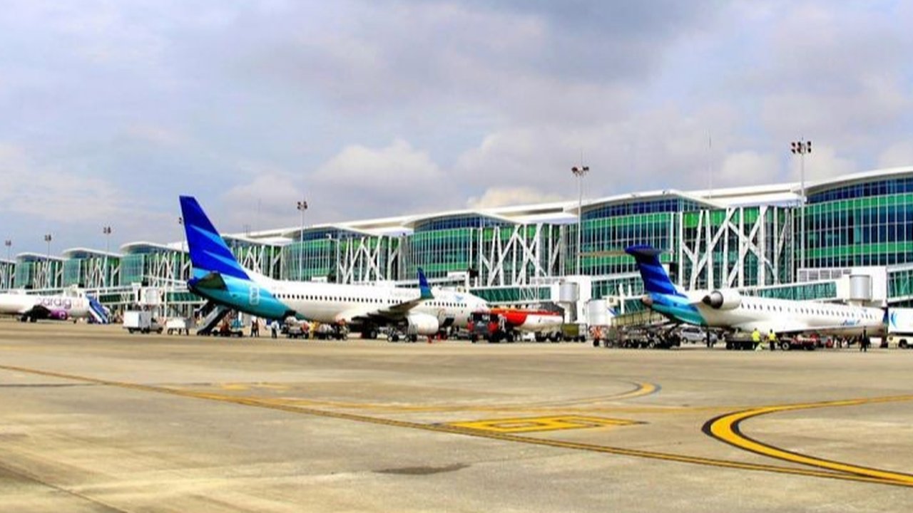 InJourney Airports melaporkan Bandara Soekarno-Hatta melayani 991 penerbangan per hari di 2024, menjadikannya bandara tersibuk di Indonesia dan menempati peringkat tinggi dalam rute internasional.