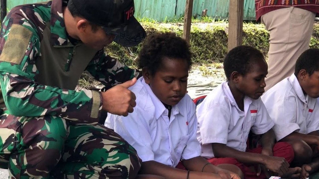 Tak Hanya di Pusat Kota, Pasukan TNI Bantu Bawa Makan Bergizi Gratis di Papua dengan Helikopter