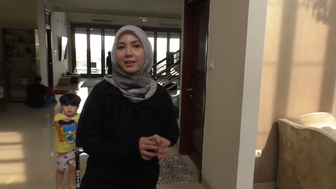 Suami Diduga Terlilit Utang Rp100 M, Potret Rumah Mewah Ratna Galih yang Luas & Dilengkapi Kolam Renang
