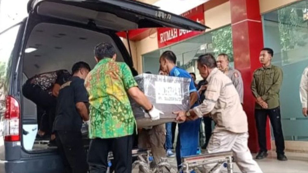 Rumah Sakit Polri telah menyerahkan jenazah Zukhi Fitria Rahdja, salah satu korban kebakaran Glodok Plaza, kepada pihak keluarga untuk dimakamkan di Pekanbaru setelah berhasil diidentifikasi melalui tes DNA.