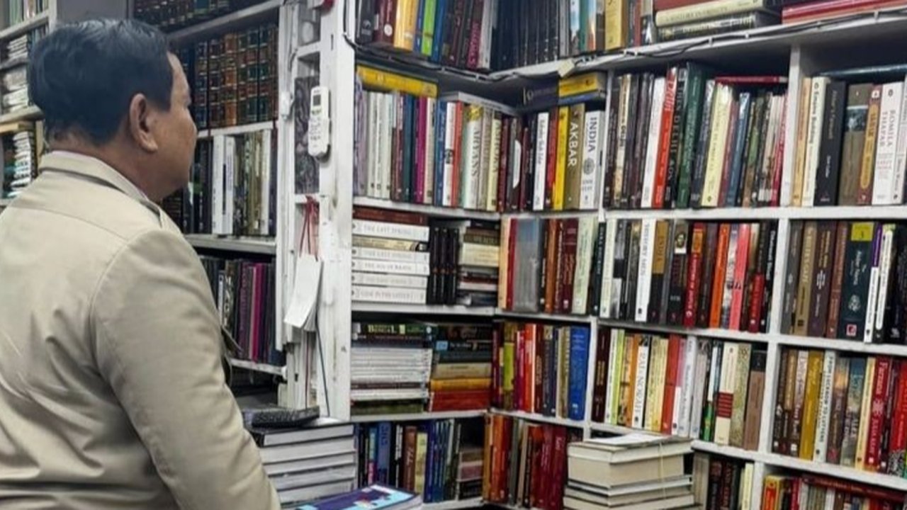 Saat kunjungan kenegaraan di India, Presiden Prabowo Subianto menyempatkan diri mengunjungi toko buku langganannya di New Delhi dan membeli banyak buku, mulai dari sejarah hingga ekonomi, menunjukkan kecintaannya pada membaca.