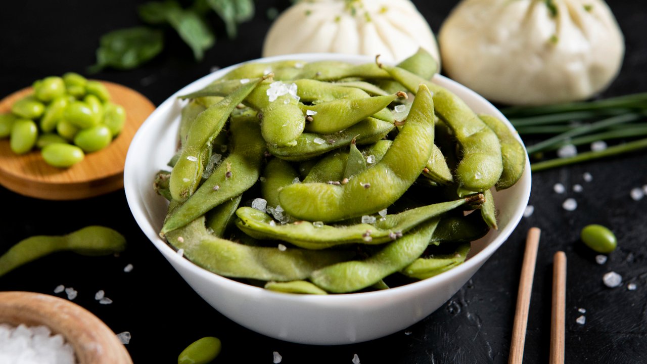 The young soybeans or edamame are also a good source of omega-3. (Image by Freepik)