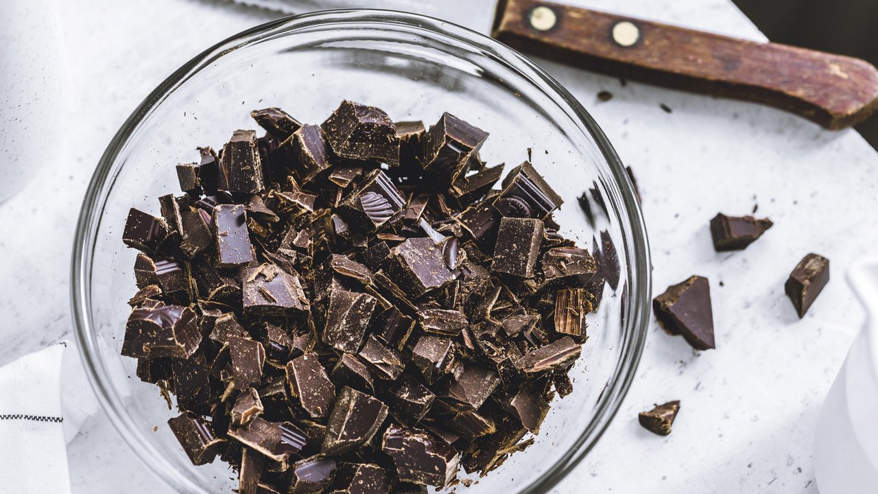 Konsumsi cokelat hitam dapat mengurangi risiko penuaan serta akan menjaga kulit tetap awet muda. (Foto: Unsplash.com/Dovile Ramoskaite)