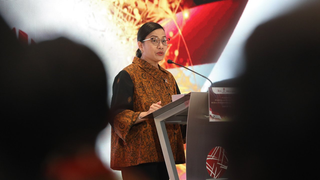 Menteri Keuangan Sri Mulyani meresmikan pembukaan perdagangan perdana Bursa Efak Indonesia 2025 di Mainhall Gedung BEI di Jakarta, Kamis (2/1/2025).