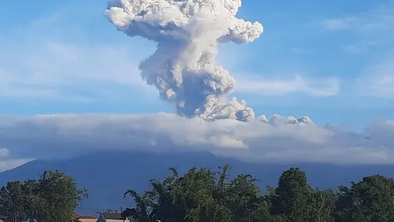 Gunung Marapi memuntahkan abu vulkanik dari kawahnya di Agam, Sumatera Barat, Indonesia, Selasa (5/12/2023). Pihak berwenang Indonesia pada Senin menghentikan pencarian belasan pendaki set