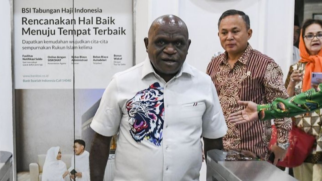 Menteri HAM, Natalius Pigai, meminta Aparatur Sipil Negara (ASN) menaati UU Perkawinan terkait poligami, menanggapi polemik Pergub DKI Jakarta Nomor 2 Tahun 2025 tentang izin poligami untuk ASN.