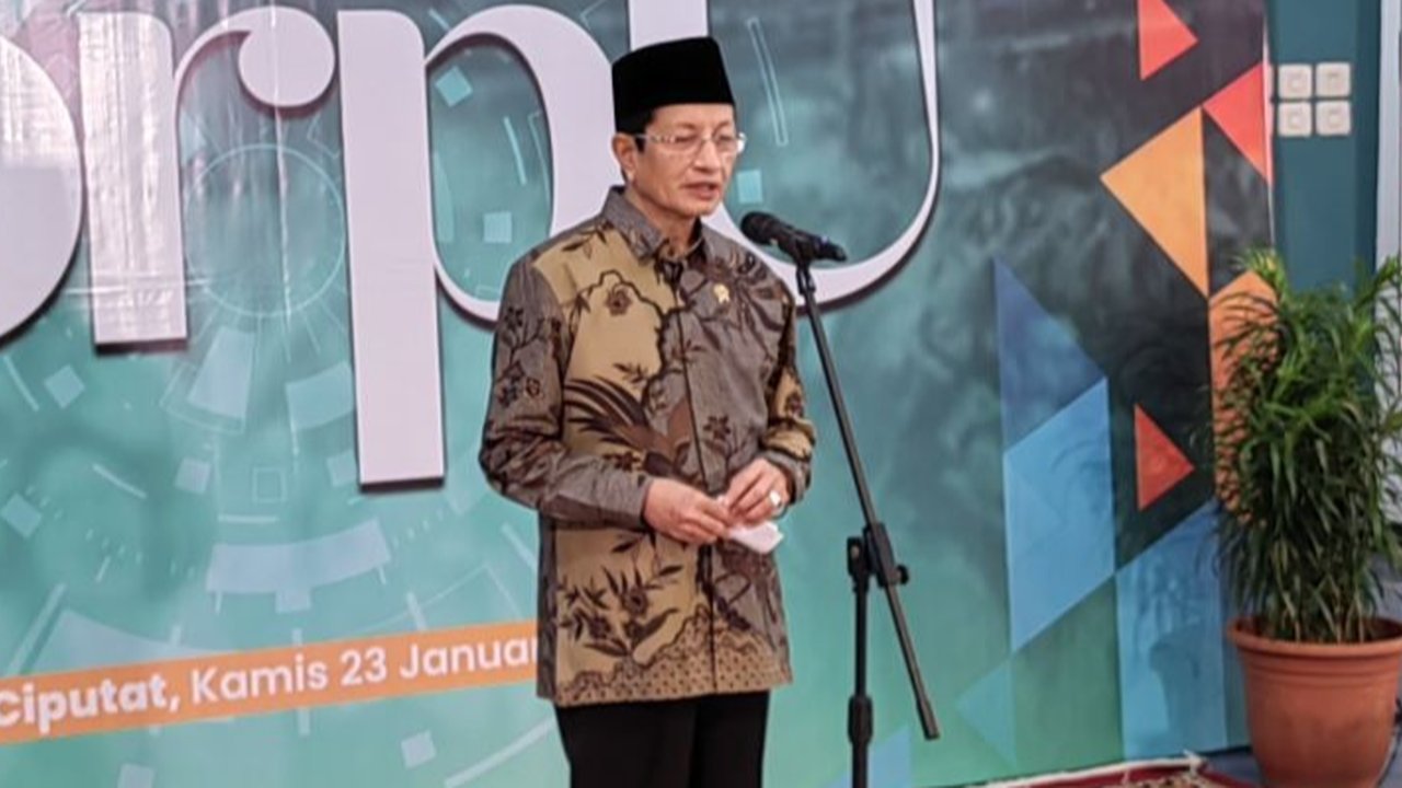 Menteri Agama Nasaruddin Umar mendorong perubahan mental santri agar lebih percaya diri dan menjadi bagian dari masyarakat terdepan, bukan hanya sebagai kelompok minoritas, serta mengajak ASN Kemenag untuk berani tampil sebagai agen perubahan.