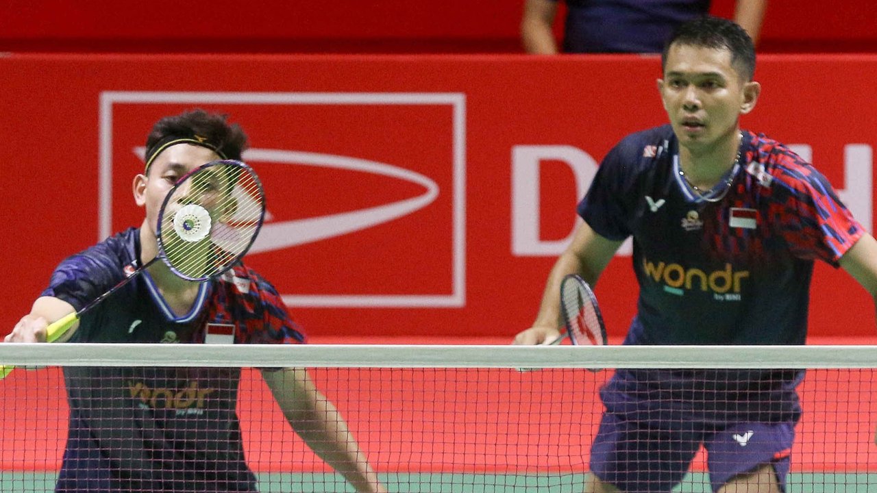 Pebulu tangkis ganda putra Indonesia Fajar Alfian/Muhammad Rian Ardianto saat bertanding melawan pebulu tangkis ganda putra Thailand Kittinupong Kedren/Dechapol Puavaranuk.