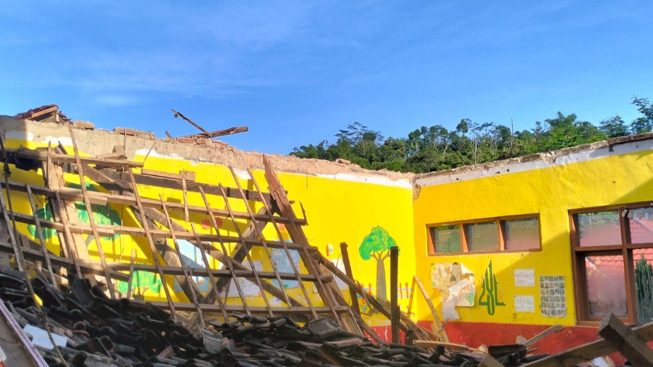 bangunan sekolah di garut ambruk