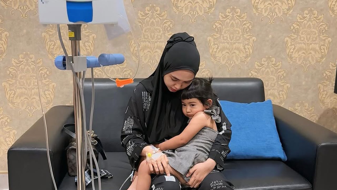 7 Potret Ria Ricis Dirawat di RS, Moana Setia Menemani - Sebut Jadi Ibu Harus Terlihat Kuat Dan Sehat Meski Sakit