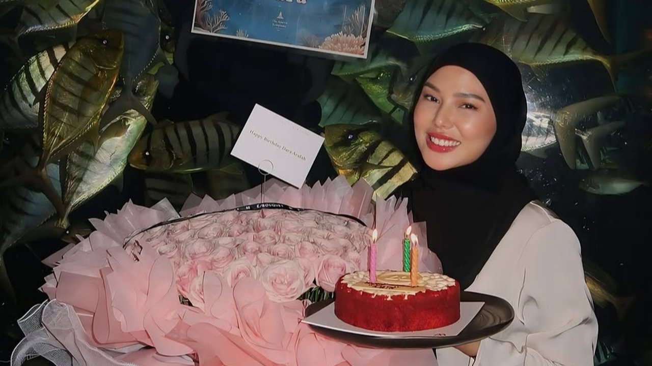 7 Potret Ultah Dara Arafah Dirayakan Bareng Sahabat, Ada Keanu Agl - Dapat Sebouquet Mawar Pink Besar
