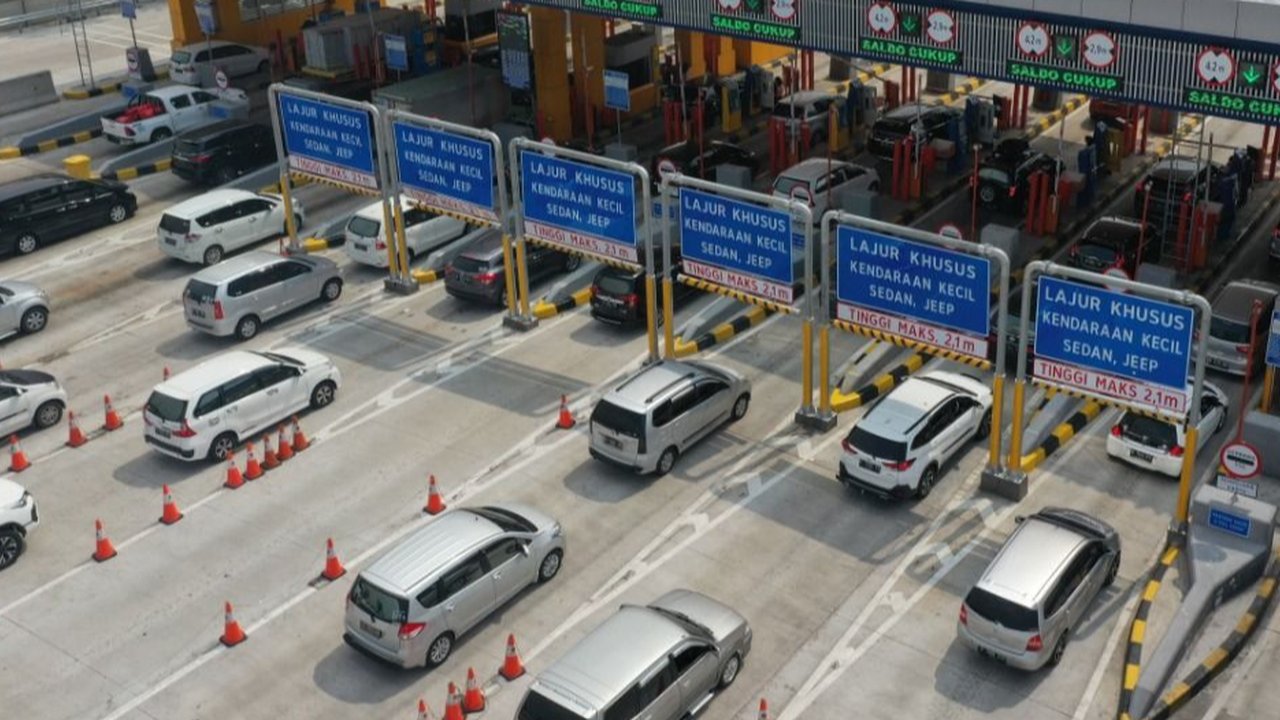 Perpanjangan rekayasa lalu lintas one way diperkirakan akan berakhir pada Kamis (20/04) pukul 24.00 WIB. (Liputan6.com/Herman Zakharia)