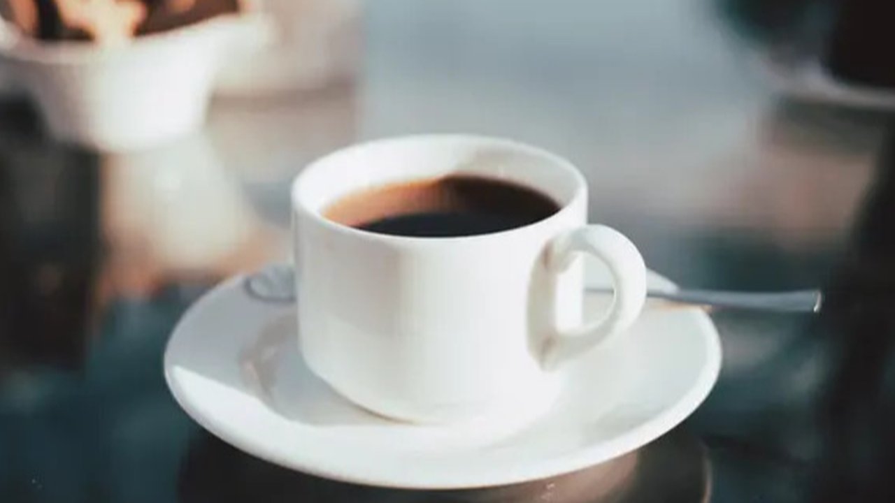 Ilustrasi orang kena kolesterol tinggi karena mengkonsumsi kopi secara berlrbih. (Foto: Unsplash/Gian Cescon)