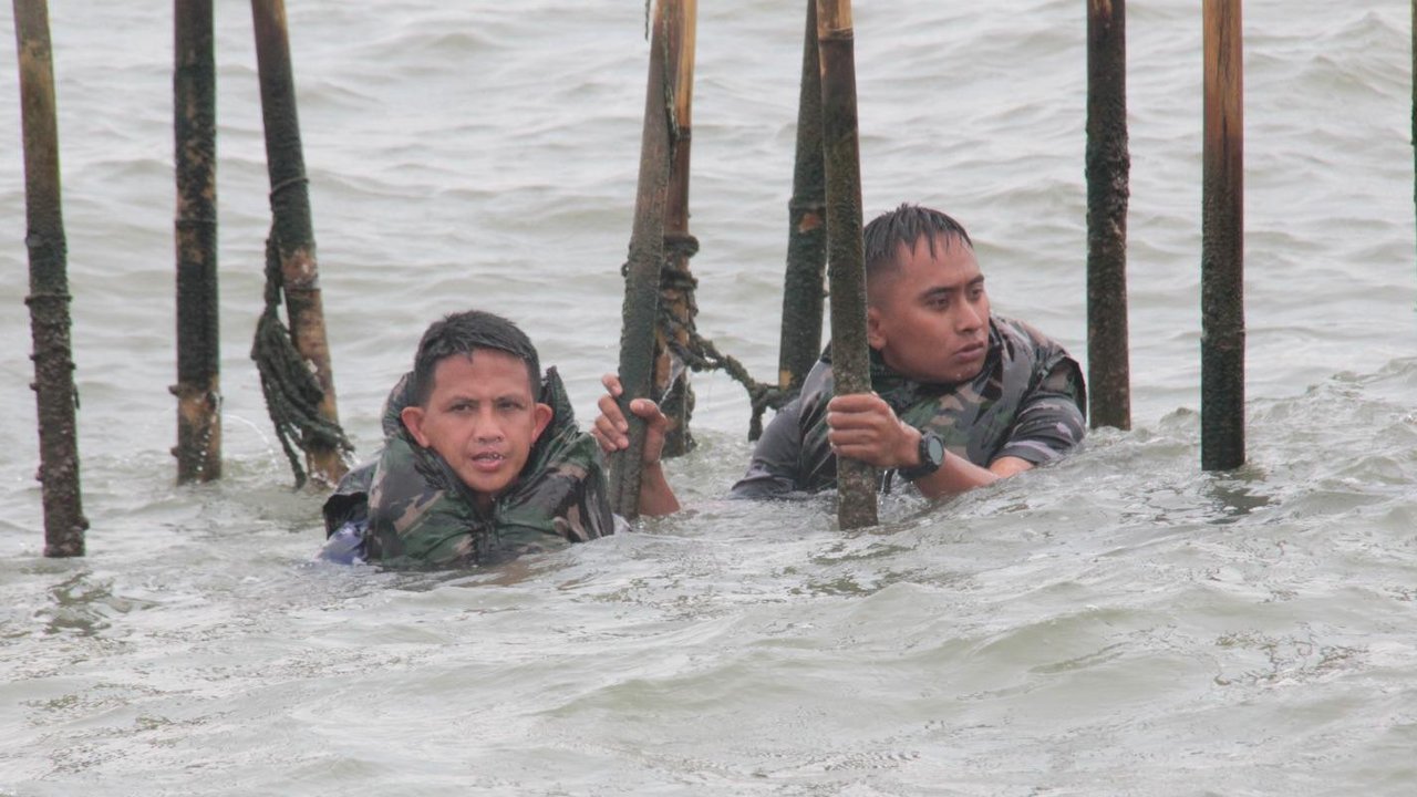 Perjuangan Gigih Pasukan Obrak Abrik Pagar Bambu, Tahan Dingin Isi Perut Makan di Laut