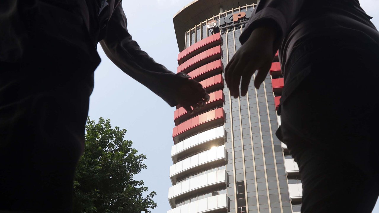 Petugas dari kepolisian melintas di sekitar Gedung Merah Putih KPK, Jakarta, Selasa (1/6/2021). Pengamanan gedung KPK dan sekitarnya diperketat terkait upacara pelantikan pegawai KPK menjadi Aparatur Sipil Negara. (Liputan6.com/Helmi Fithriansyah)
