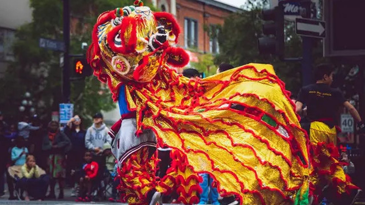 Barongsai jadi salah satu tradisi dalam Imlek (dok.Pexels/Vladislav Vasnetsov)