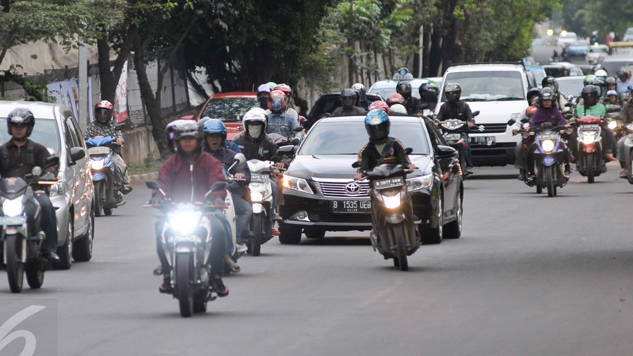 Sejumlah kendaraan melintas di Jalan TB Simatupang, Jakarta, Senin (12/12). Dinas Perhubungan dan Transportasi Jaksel menyiagakan petugas di titik-titik rawan kemacetan untuk antisipasi penumpukan kendaraan saat arus balik. (Liputan6.com/Yoppy renato)