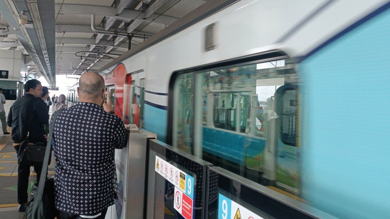 PT MRT Jakarta memberlakukan tarif Rp1 bagi para pengguna jasa dan mengubah jam operasional khusus saat malam Tahun Baru 2025."Perubahan pola operasi ...
