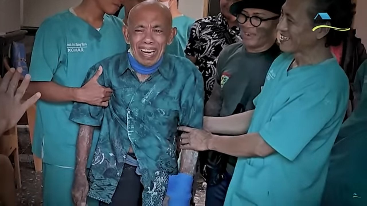 Alhamdulillah, Kondisi Pak Tarno Sudah Bisa Tersenyum dan Berjalan Naik Tangga