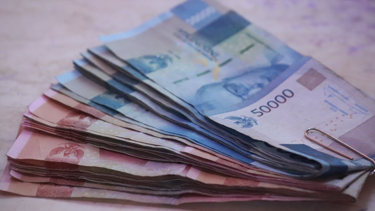 Ilustrasi uang rupiah. (Photo by Mufid Majnun on Unsplash)