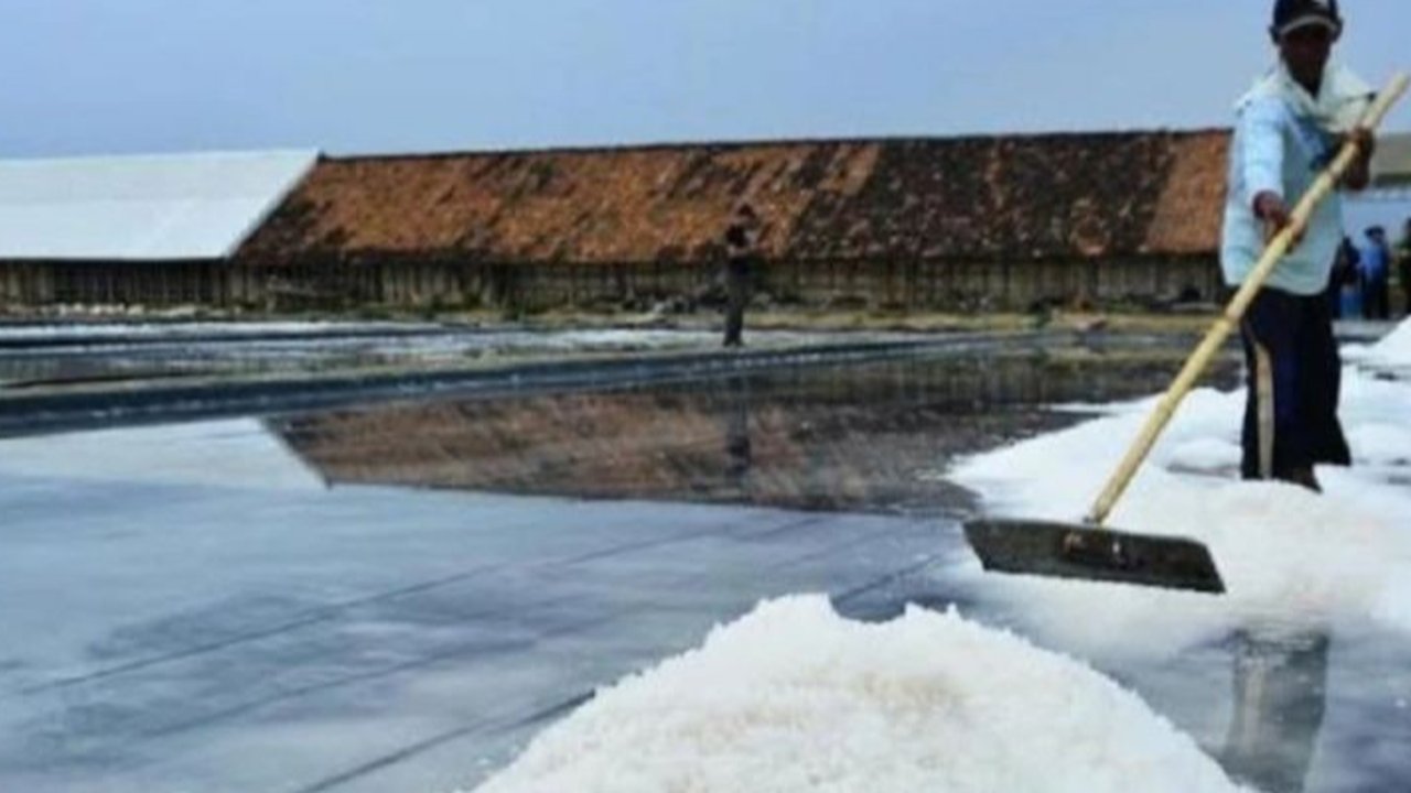 Produksi garam rakyat di Sumenep, Jawa Timur, melampaui target tahun 2024 dengan peningkatan sebesar 17 ribu ton, berkat cuaca kemarau yang panjang dan pemanfaatan teknologi geomembran.