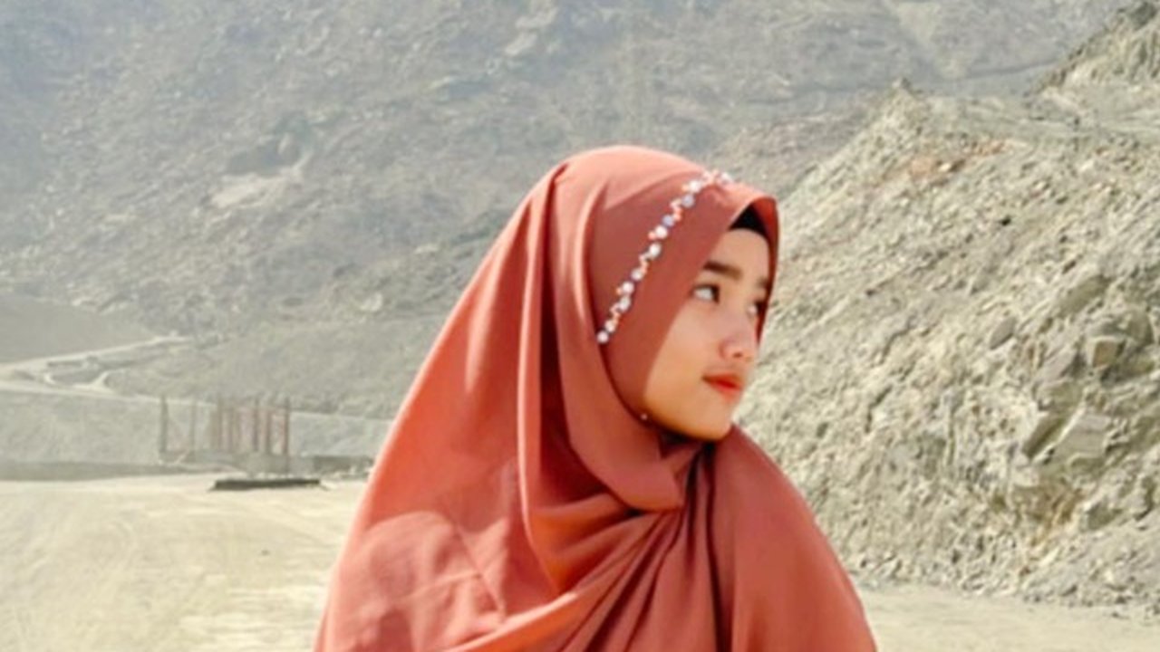Potret Fuji Pakai Hijab (Sumber: Instagram/fuji_an)