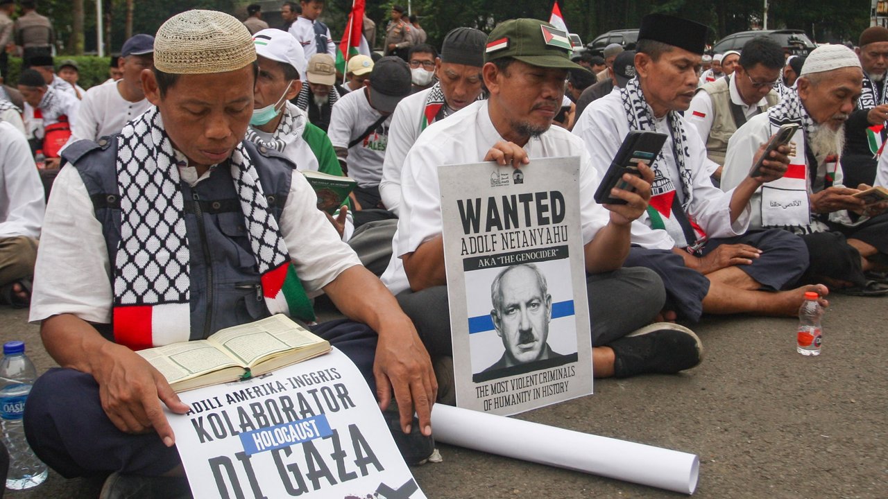 Massa bela Palestina gelar aksi di depan Kedubes Amerika Serikat.