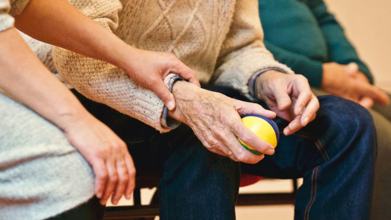 Ilustrasi Caregiver Lansia Foto oleh Matthias Zomer dari Pexels