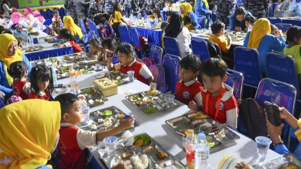 Tak Hanya di Pusat Kota, Pasukan TNI Bantu Bawa Makan Bergizi Gratis di Papua dengan Helikopter