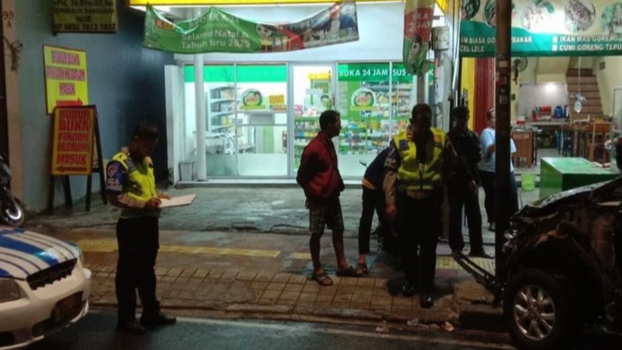 Seorang pria, TR, meninggal dunia setelah terlibat kecelakaan dengan mobil dinas TNI di Palmerah, Jakarta Barat; pengemudi mobil dinas, MSK, juga mengalami luka dan saat ini tengah dirawat di rumah sakit.