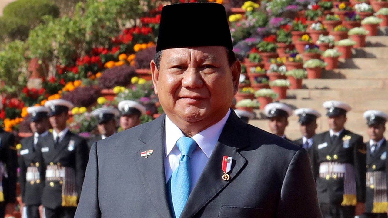 Presiden RI Prabowo Subianto dan Perdana Menteri India Narendra Modi berbincang akrab  sebelum pertemuan  bilatera Indonesia-India di Hyderabad House di New Delhi, India, (25/01/2025). 
foto: Reuters/ Altaf Hussain