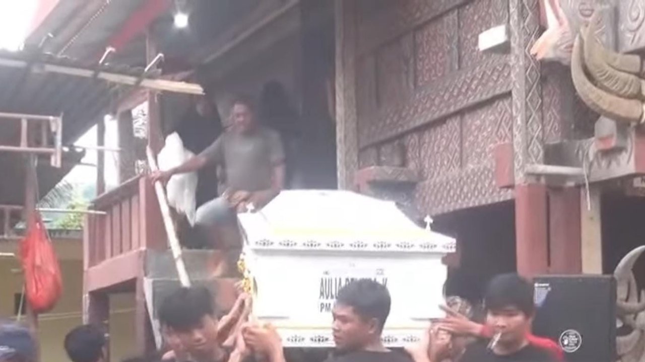 pemakaman pramugari Aulia Belinda korban kebakaran glodok plaza